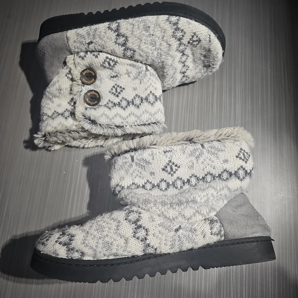 Dearfoams‎ Slippers Womens Small (5-6) Sweater Knit 2 Button Good PreOwned
